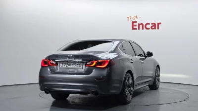 Infiniti Q70