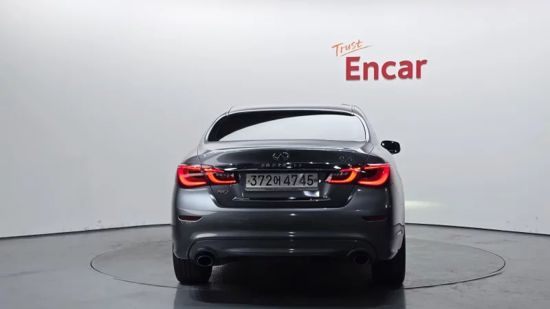Infiniti Q70