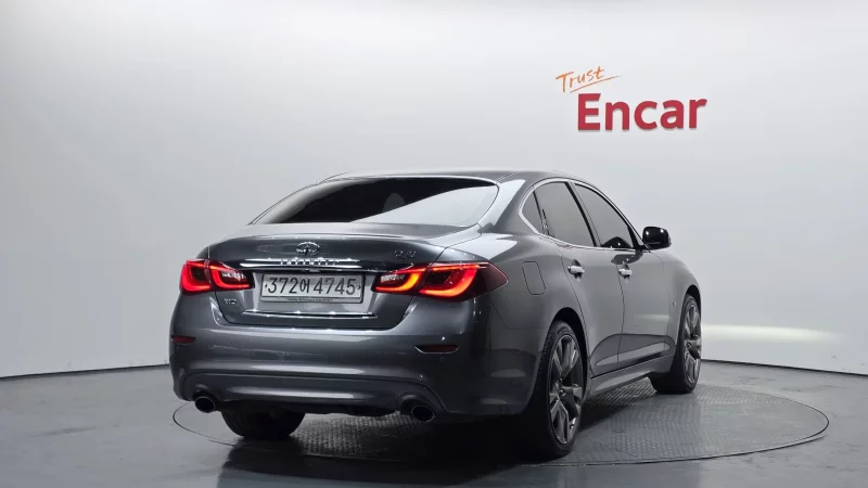 Infiniti Q70