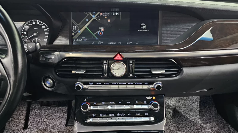 Genesis EQ900