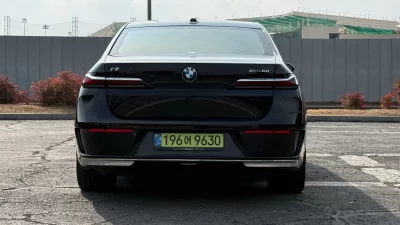 BMW i7