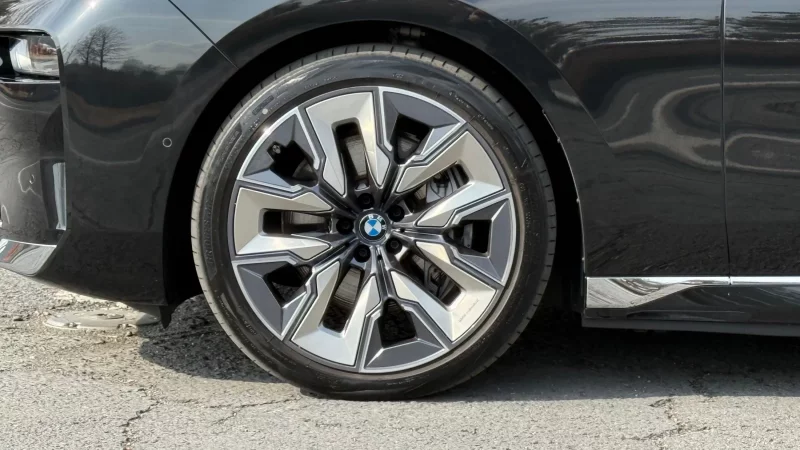 BMW i7