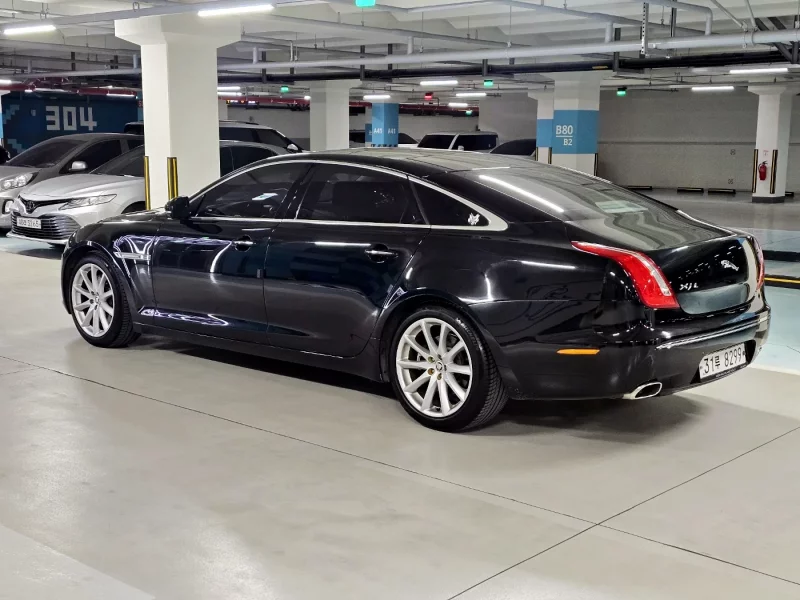 Jaguar XJ