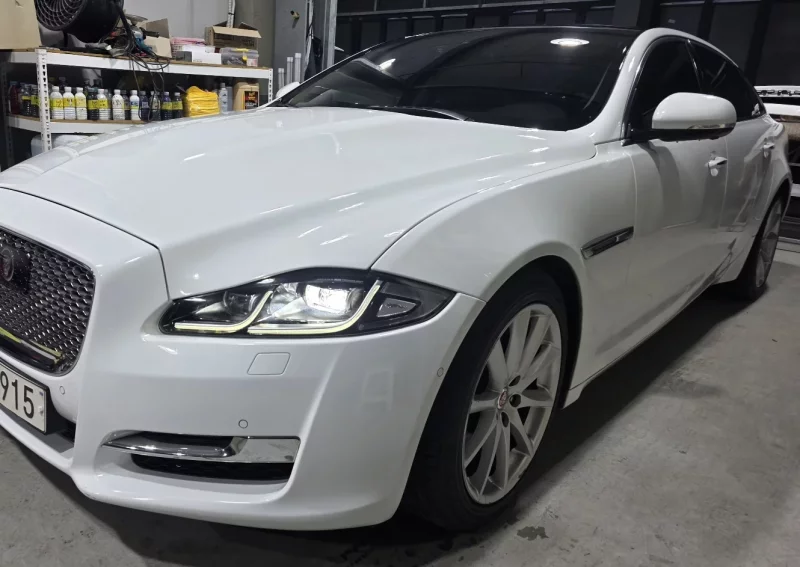 Jaguar XJ