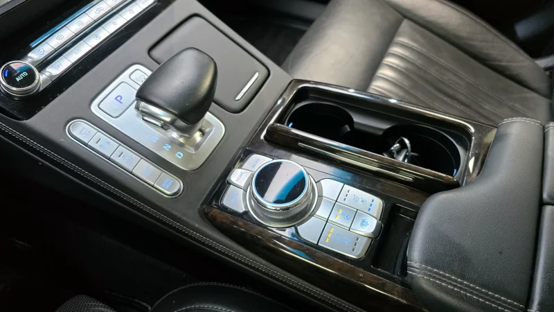Genesis G90