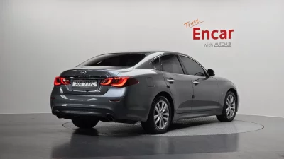 Infiniti Q70