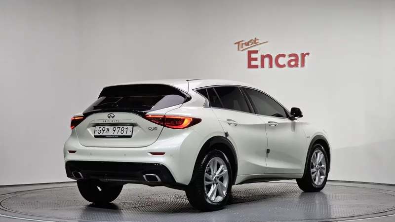 Infiniti Q30