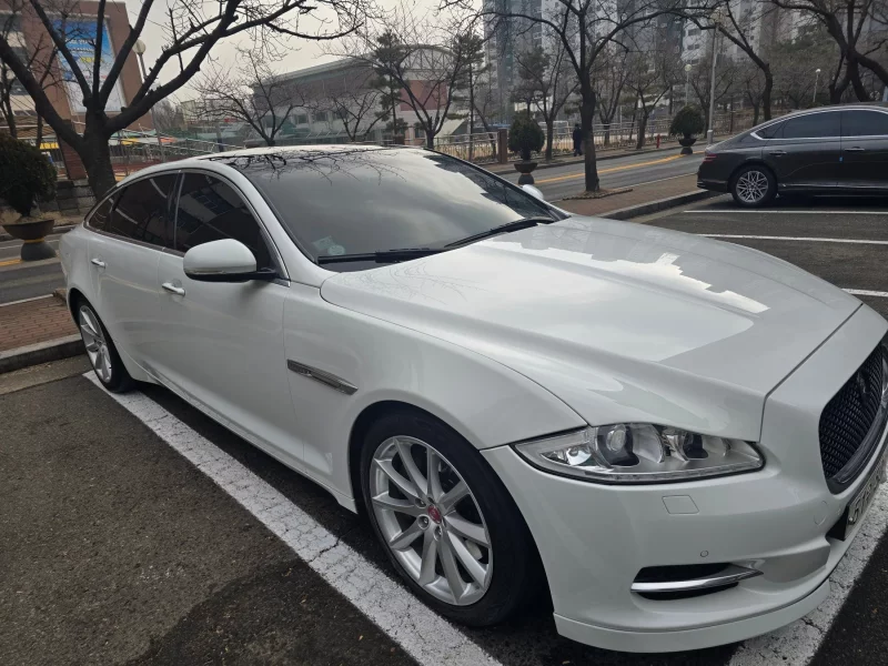 Jaguar XJ