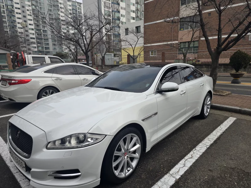 Jaguar XJ