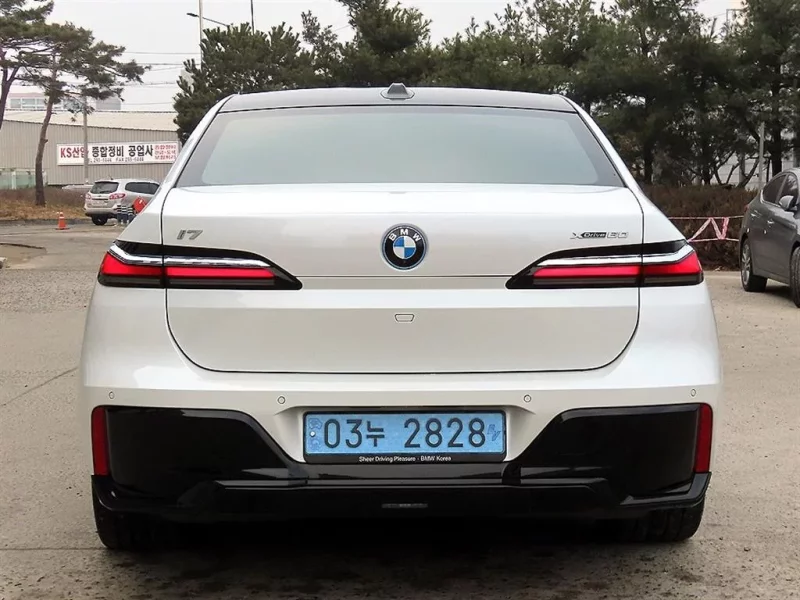 BMW i7