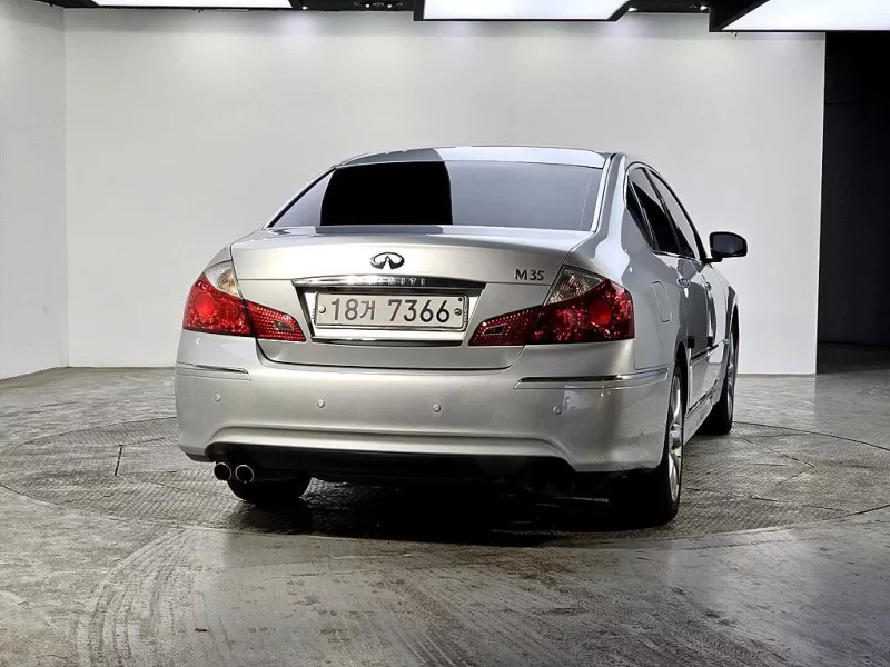 Infiniti M