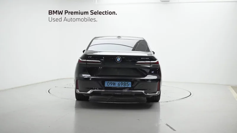 BMW i7