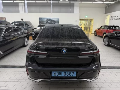 BMW i7