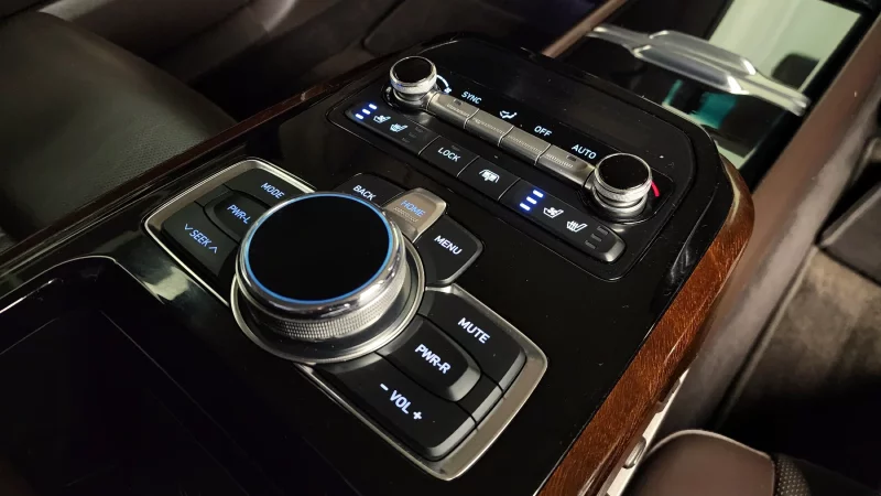 Genesis EQ900
