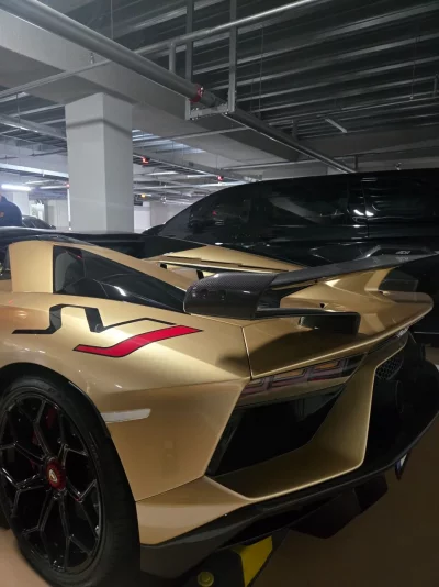 Lamborghini AVENTADOR