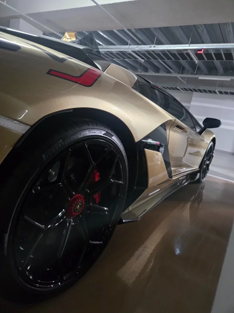 Lamborghini AVENTADOR