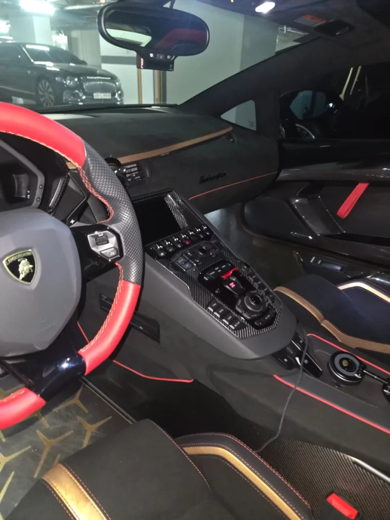 Lamborghini AVENTADOR