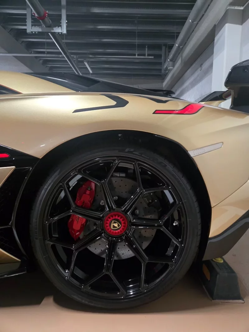 Lamborghini AVENTADOR