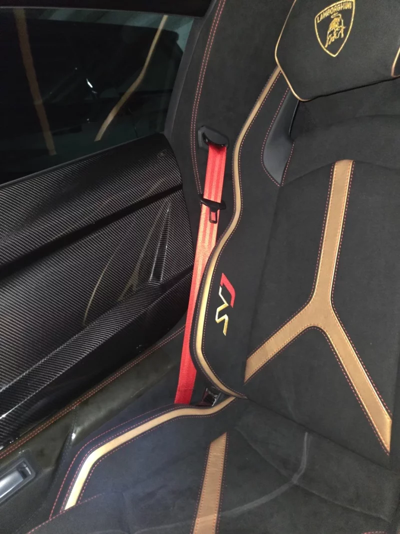 Lamborghini AVENTADOR