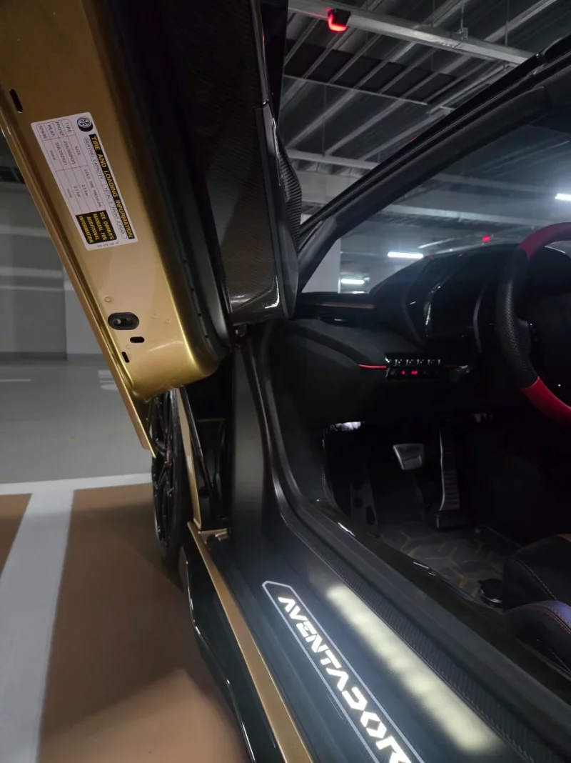 Lamborghini AVENTADOR