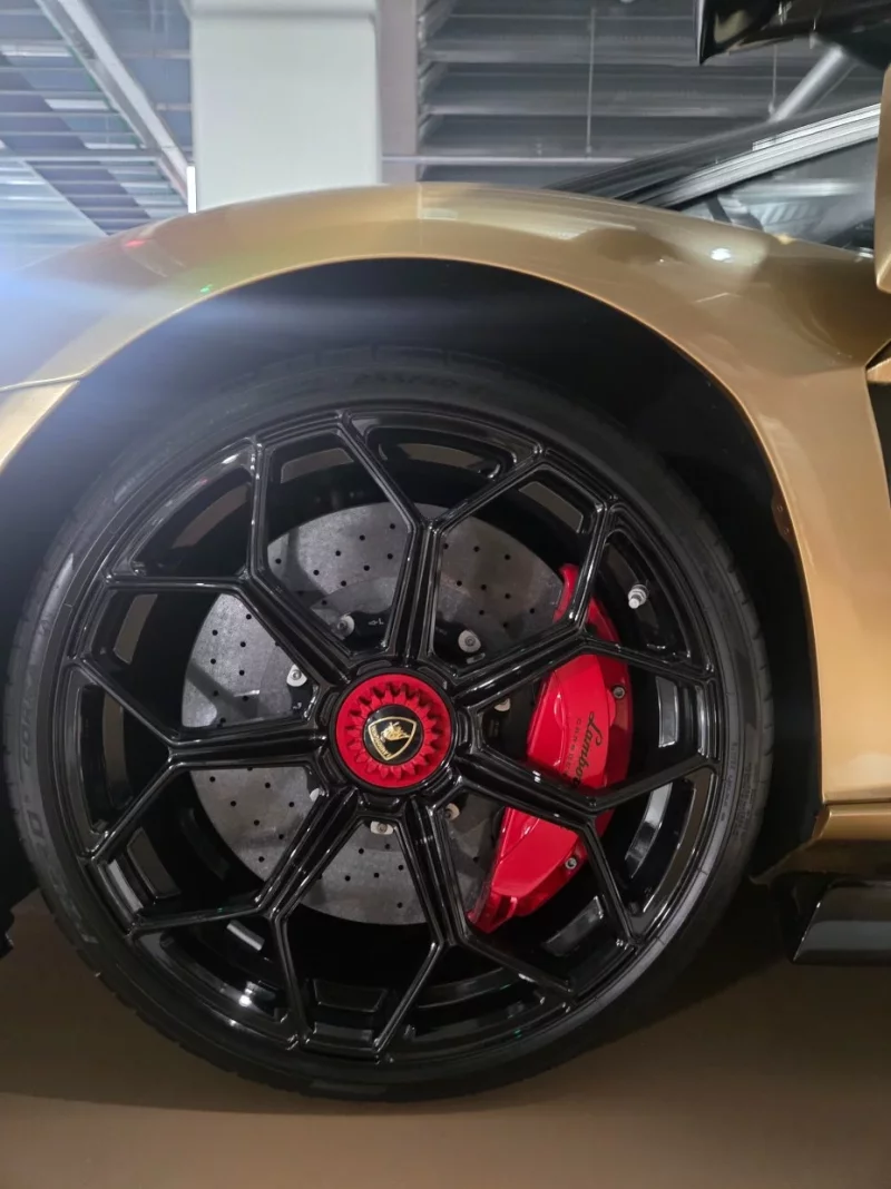 Lamborghini AVENTADOR