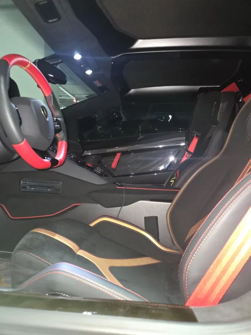 Lamborghini AVENTADOR