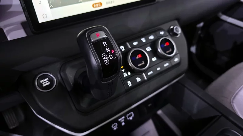 Land Rover DEFENDER