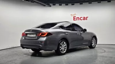 Infiniti Q70