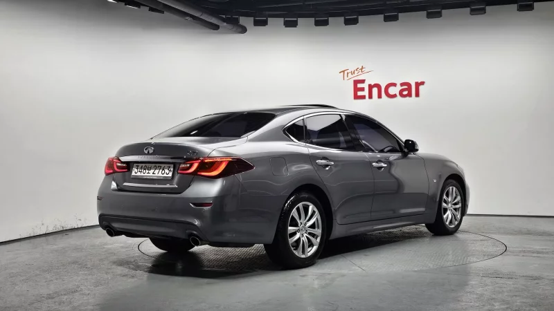 Infiniti Q70