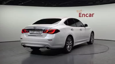 Infiniti Q70
