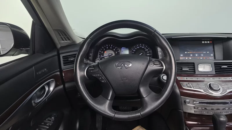 Infiniti Q70