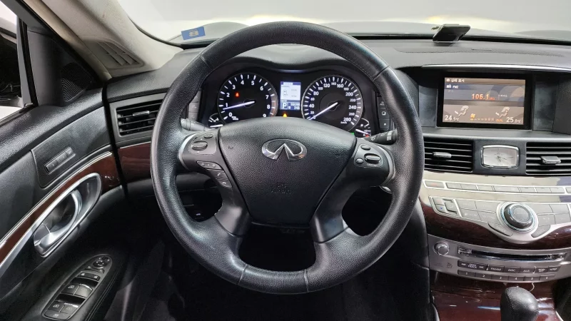Infiniti M