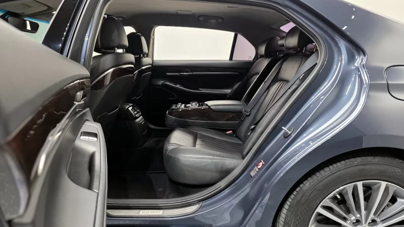 Genesis EQ900