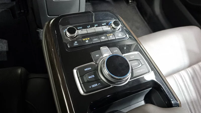 Genesis EQ900