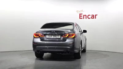 Infiniti Q70
