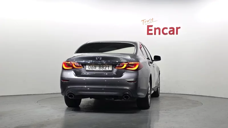 Infiniti Q70