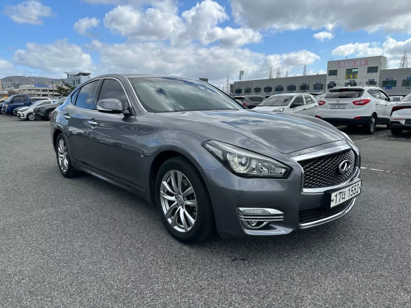 Infiniti Q70