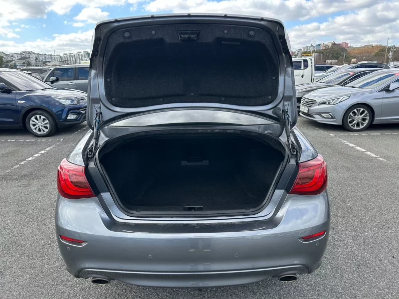 Infiniti Q70