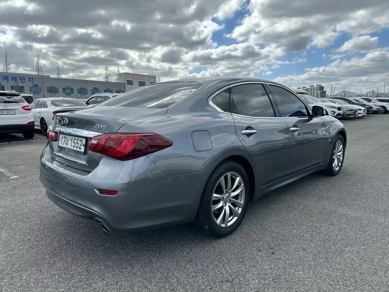 Infiniti Q70