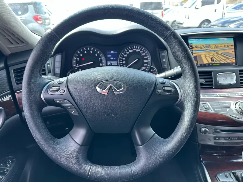 Infiniti Q70