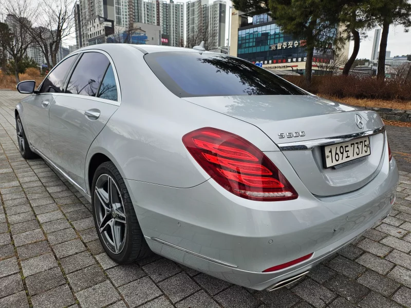 Mercedes-Benz S-Class