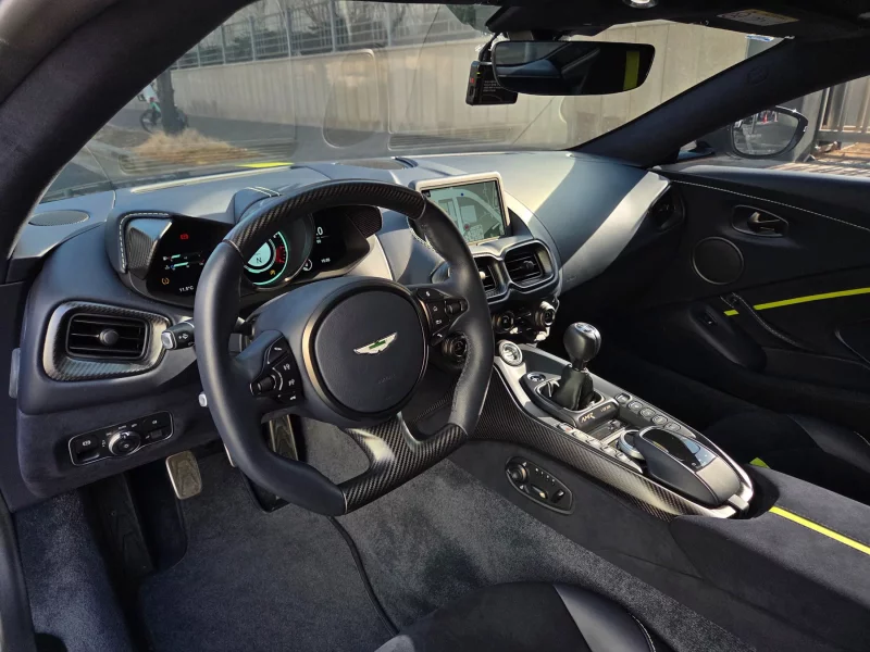 Aston Martin VANTAGE