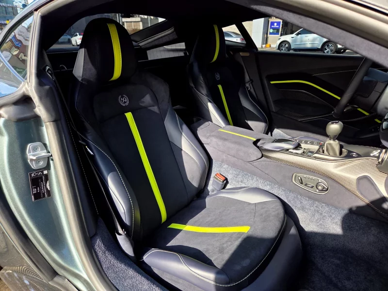 Aston Martin VANTAGE