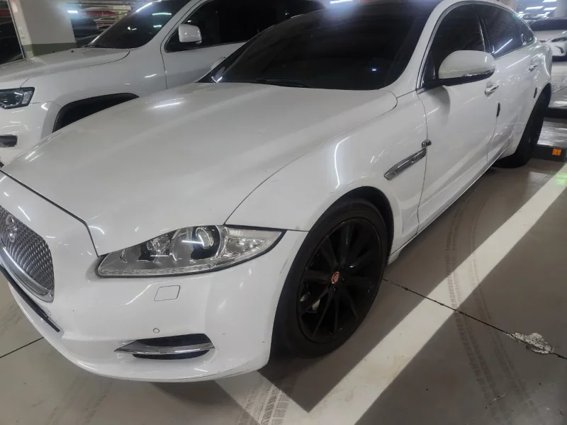 Jaguar XJ