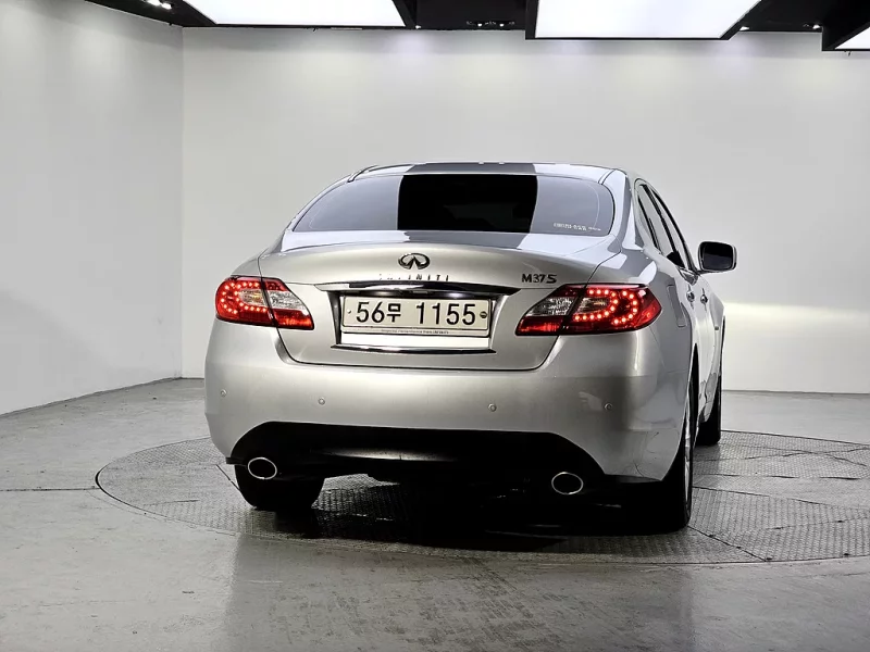 Infiniti M