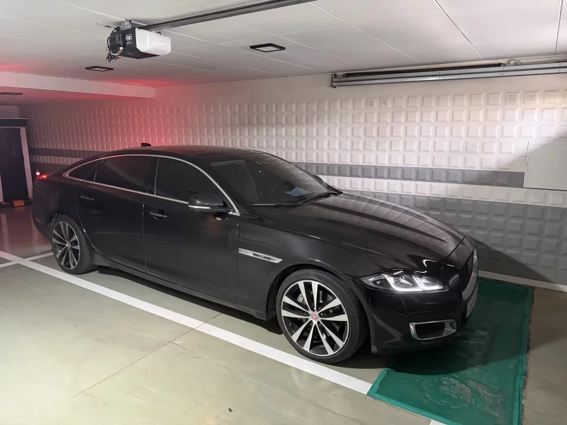 Jaguar XJ