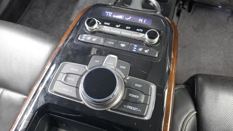Genesis EQ900