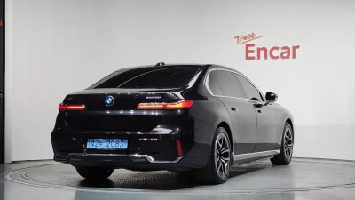 BMW i7
