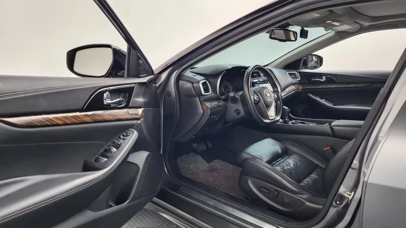 Nissan MAXIMA