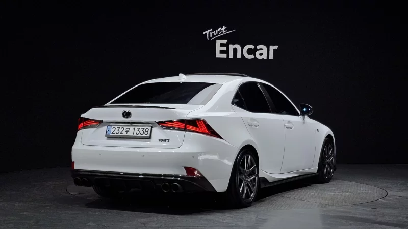 Lexus IS